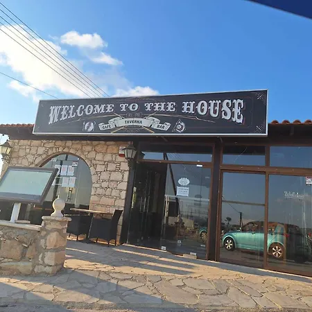 Savvina 3-bedroom Retreat With Private Pool Just 5 Minutes From Coral Bay Beach
