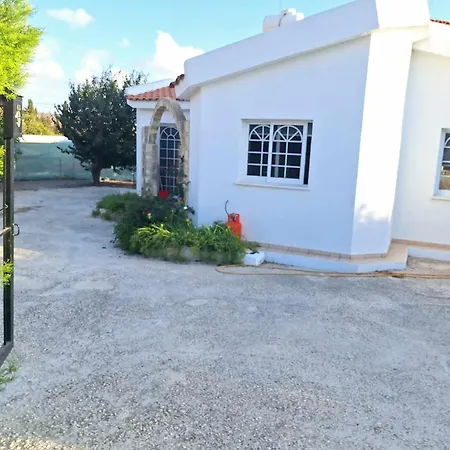 Savvina 3-bedroom Retreat With Private Pool Just 5 Minutes From Coral Bay Beach Willa *
