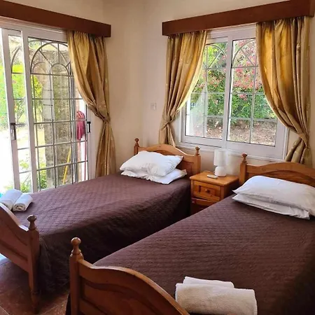 Savvina 3-bedroom Retreat With Private Pool Just 5 Minutes From Coral Bay Beach Willa