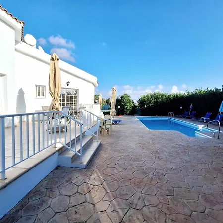 Savvina 3-bedroom Retreat With Private Pool Just 5 Minutes From Coral Bay Beach *