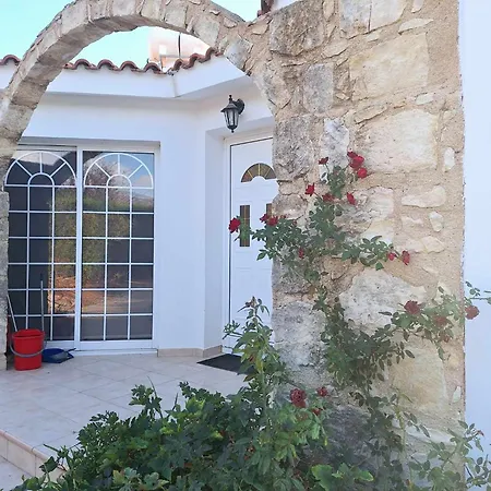 Villa Savvina 3-bedroom Retreat With Private Pool Just 5 Minutes From Coral Bay Beach *