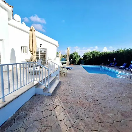 Willa Savvina 3-bedroom Retreat With Private Pool Just 5 Minutes From Coral Bay Beach