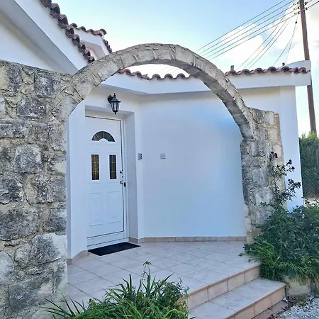 Savvina 3-bedroom Retreat With Private Pool Just 5 Minutes From Coral Bay Beach Willa *