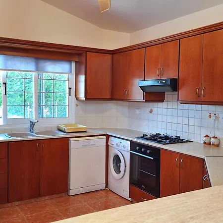 Savvina 3-bedroom Retreat With Private Pool Just 5 Minutes From Coral Bay Beach