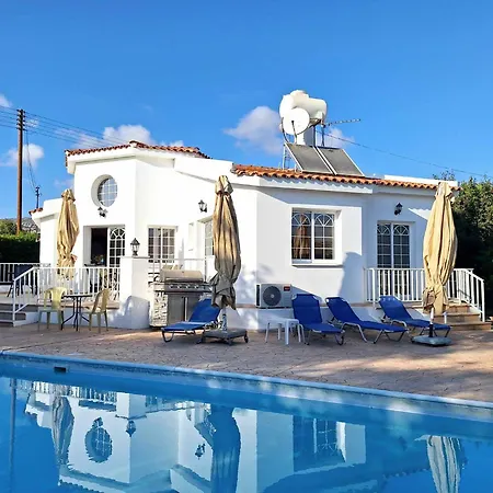 Savvina 3-bedroom Retreat With Private Pool Just 5 Minutes From Coral Bay Beach *